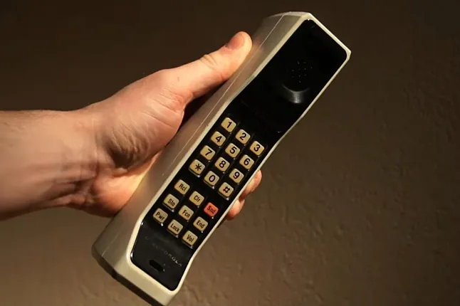 El primer móvil de la historia costaba casi 4.000 dólares y era de gran tamaño