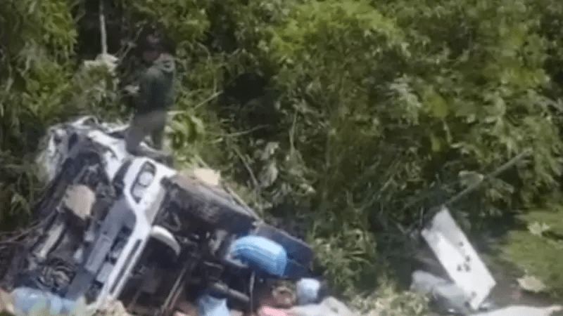 Embarrancamiento en la nueva ruta Cochabamba- Santa Cruz deja un muerto