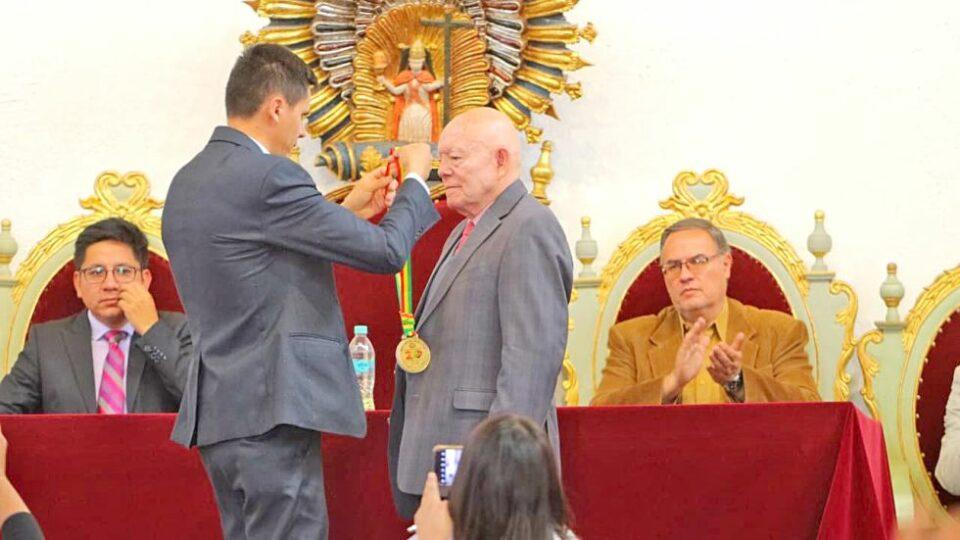 Varias autoridades reconocieron la trayectoria de Hassenteufel en Chuquisaca