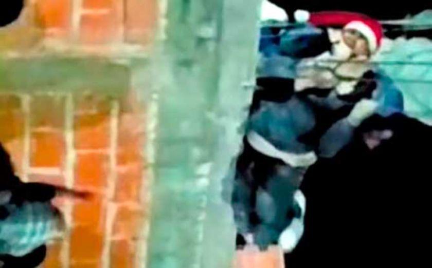 Un hombre disfrazado de Papá Noel fue a la casa de su padrastro con fines ilícitos y se salva de ser linchado