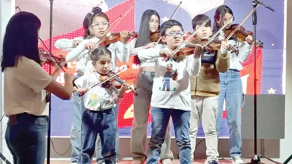 Jikiña trae la magia de la Navidad con su ‘sinfonía navideña’ al Museo Nacional de Arte