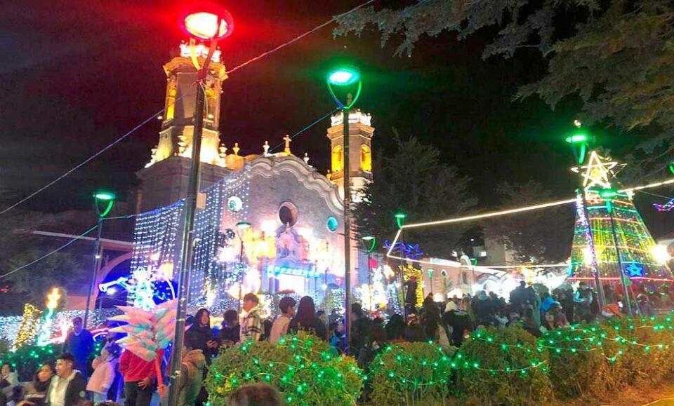 Decenas de potosinos se congregan para presenciar la iluminación navideña