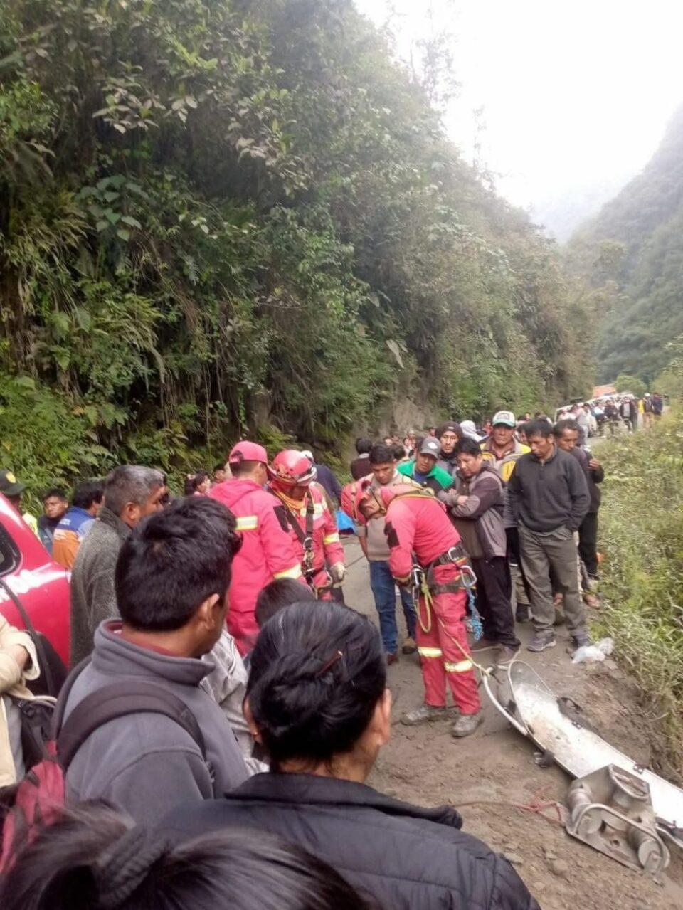 Camión que trasportaba coca cae a un río de Los Yungas; hay ocho muertos
