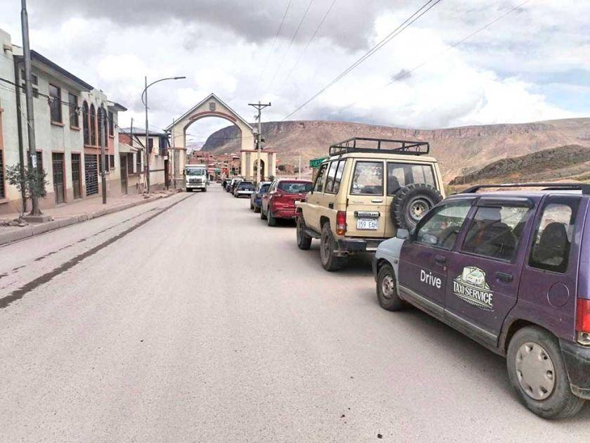 Las filas por la gasolina no cesan en Potosí
