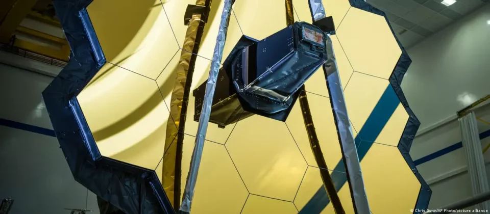 Nuevos datos del James Webb revelan señales de atmósfera en un exoplaneta rocoso