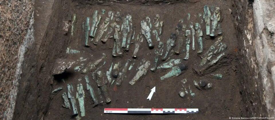 Hallan 225 estatuillas funerarias en Egipto