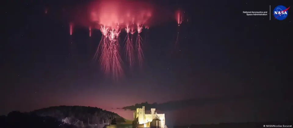 NASA difunde imagen de un llamativo sprite rojo registrado sobre un castillo francés