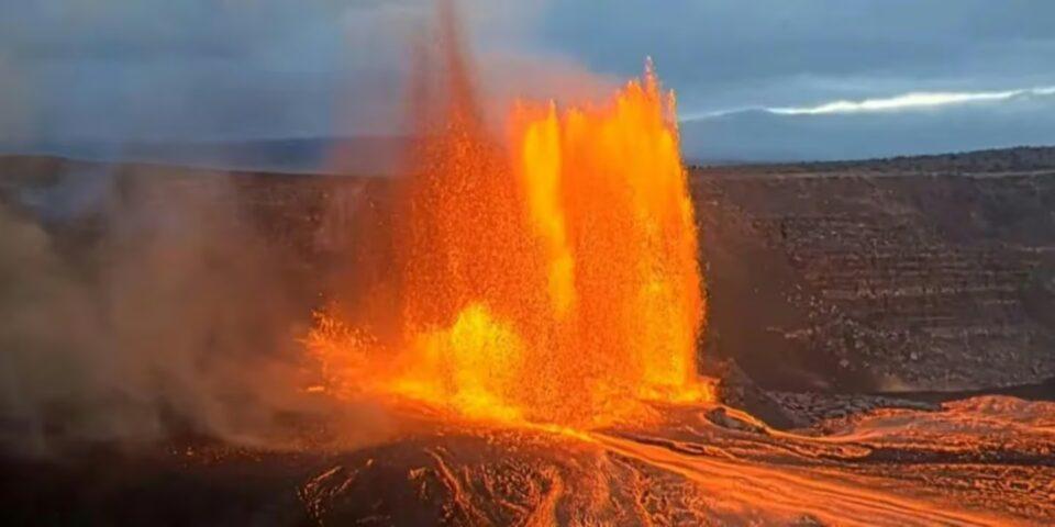 ¡Escalofriante! El volcán Kilauea de Hawái entró en erupción y lanzó columnas de lava