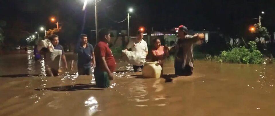 Inundaciones azotan a Montero y Warnes, evacuan a varias familias
