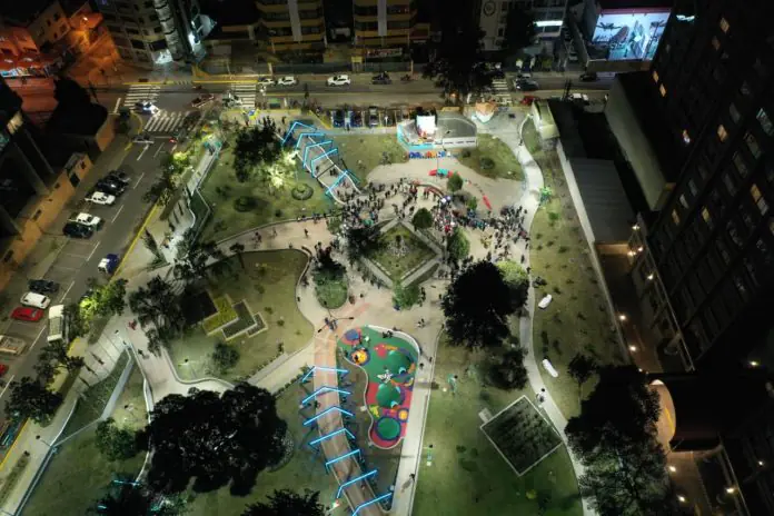 Renovada y remozada, es entregada la plaza Bolivia del Bicentenario