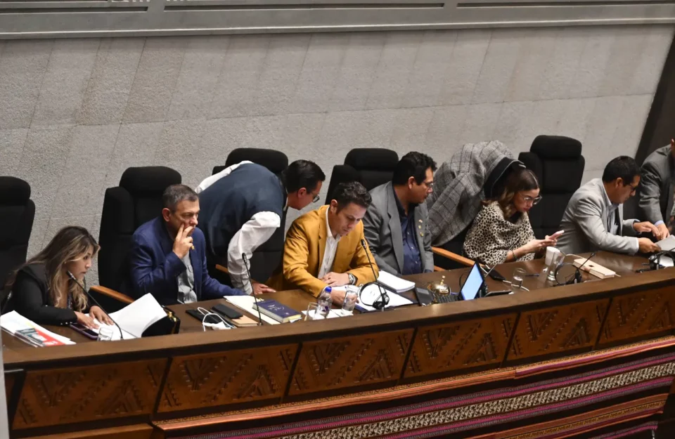 Por varias horas, desacuerdos en la Asamblea dejan en acefalía al TSE