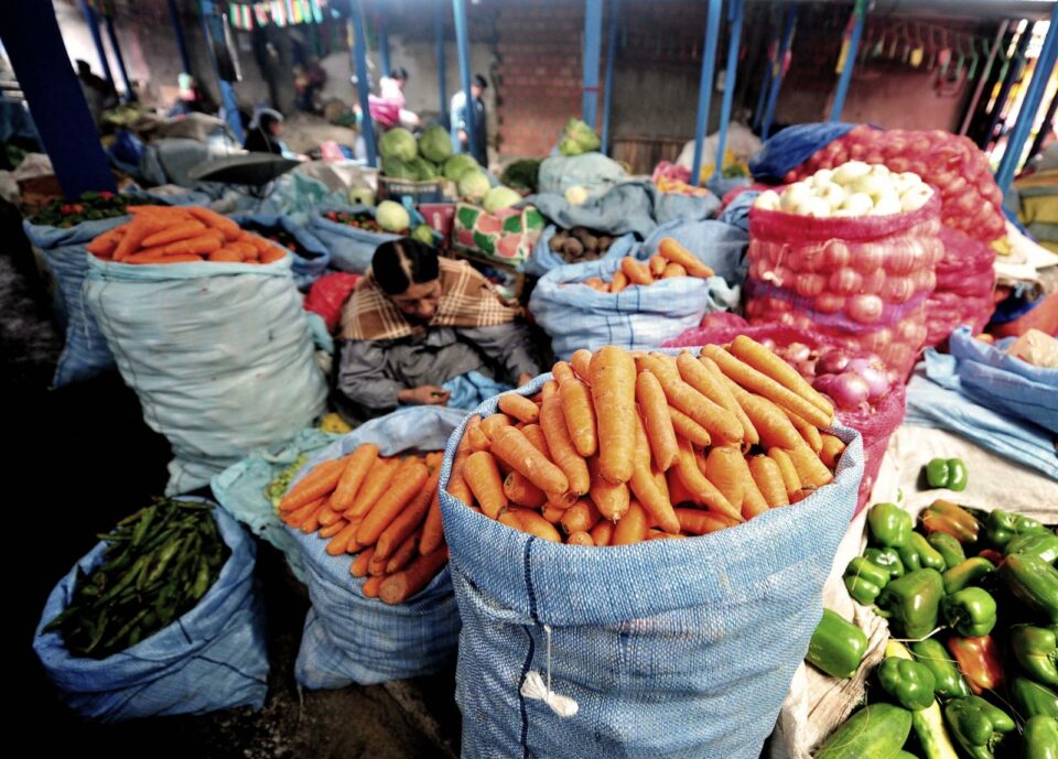 Gobierno afirma que evitó un escenario hiperinflacionario y dólar a Bs 30