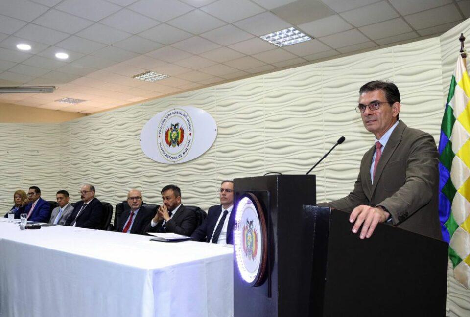 Paz dice que mientras no se erradique la corrupción continuarán las filas por combustible