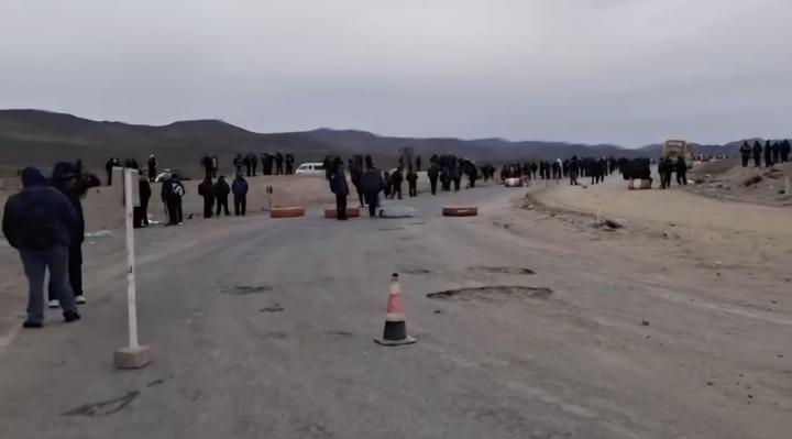 Mineros bloquean carretera Oruro-La Paz en rechazo al incremento de combustibles