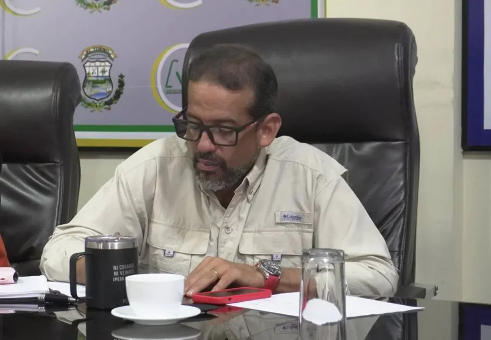 Camacho suspende su viaje y sigue al frente de la Gobernación cruceña