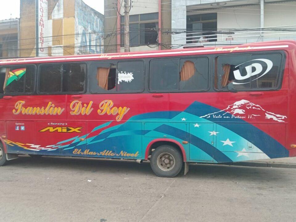 Grupo de vándalos lanzan piedras al bus que transportaba a hinchas de Real Potosí