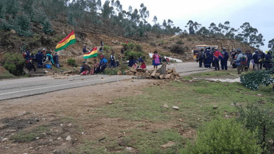 Con piedras y promontorios de tierra, pobladores bloquean la ruta Tarabuco-Sucre