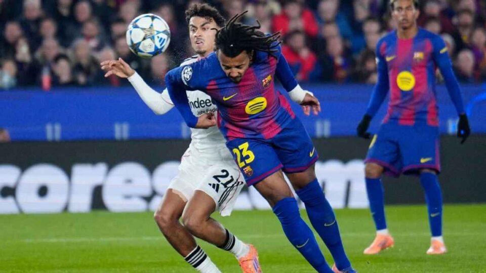 Barcelona remonta y le gana al Eintracht Frankfurt con doblete de Koundé