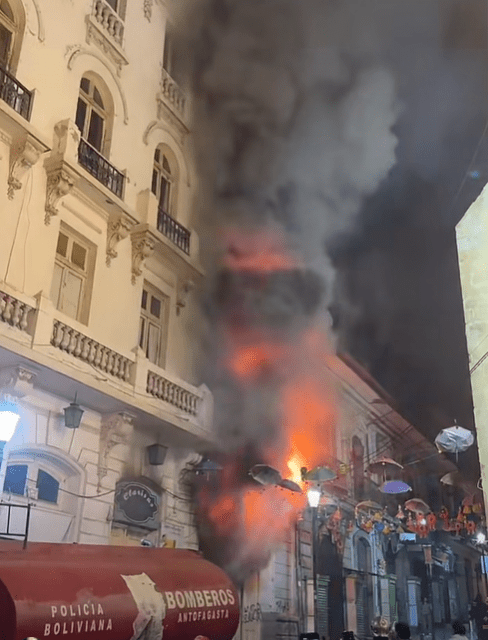 Voraz incendio arrasa una casa colonial en la calle Sagárnaga de La Paz