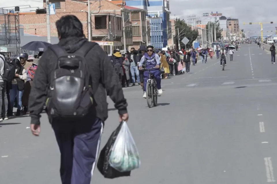 Choferes de La Paz y COB ratifican paro desde este lunes y El Alto anuncia marchas