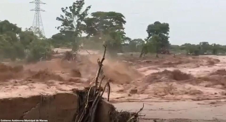 Intensifican operativos de rescate y apoyo humanitario a los afectados por el desborde del río Piraí