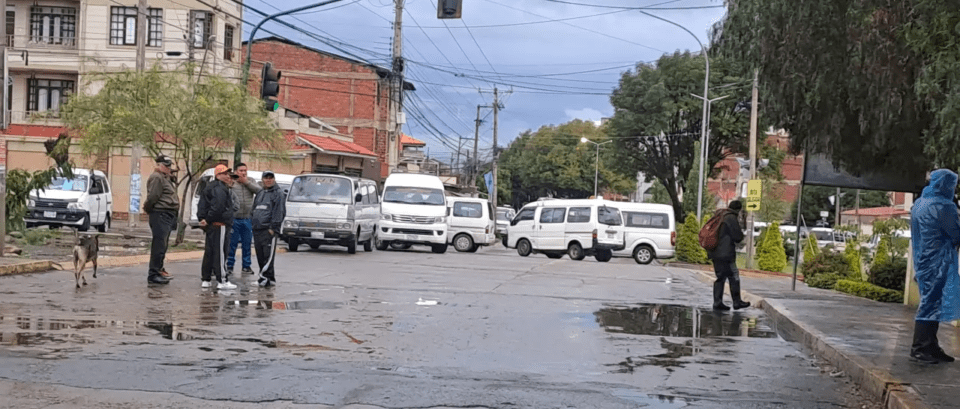 “Estamos en contra del decreto": Transporte Libre de Cochabamba instala bloqueos