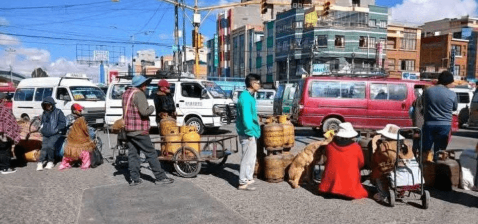 El Alto: vecinos instalan "bloqueo de garrafas" en la avenida Juan Pablo II