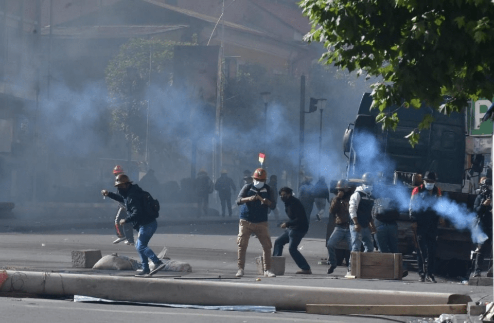 Un herido por uso de dinamitas en protestas de la COB