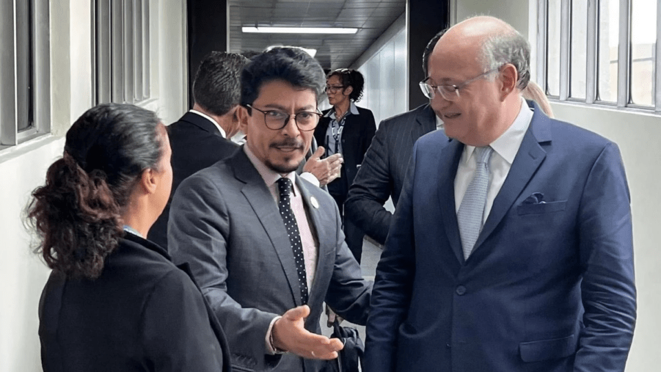 El presidente del BID llega a La Paz para reunirse con Rodrigo Paz y el BCB