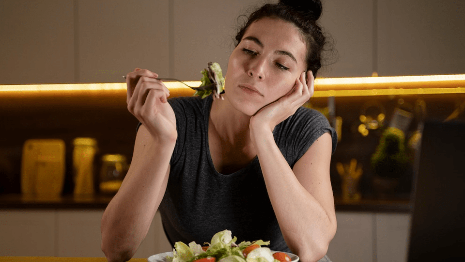 ¿Cuántas calorías se recomienda consumir por día según la edad?