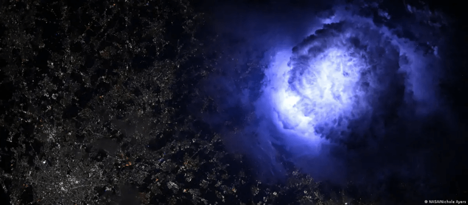 Astronauta de la NASA logra captar un impresionante rayo de color azul desde el espacio