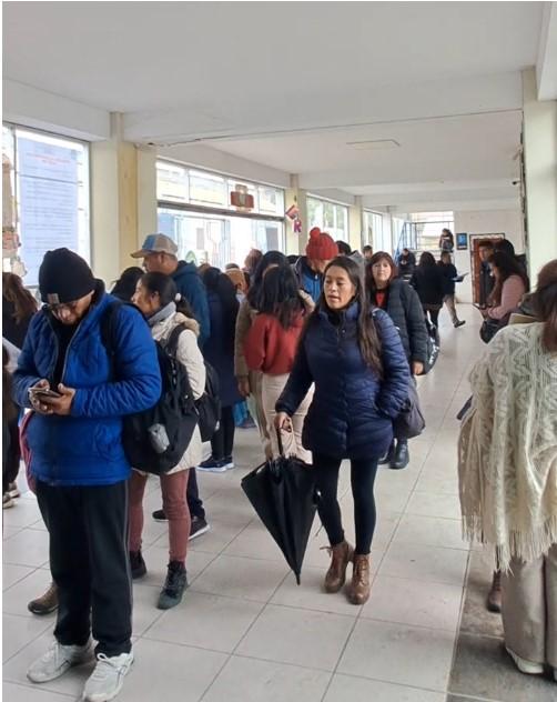 El Alto: extensas filas por conseguir un cupo de inscripción en el colegio "Vicente Donoso Torrez"