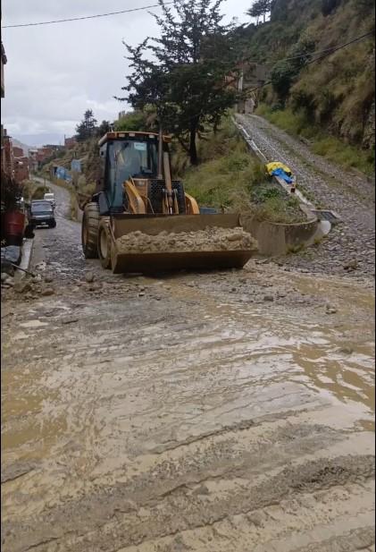 Trabajadores municipales retiran material de arrastre en Tijini