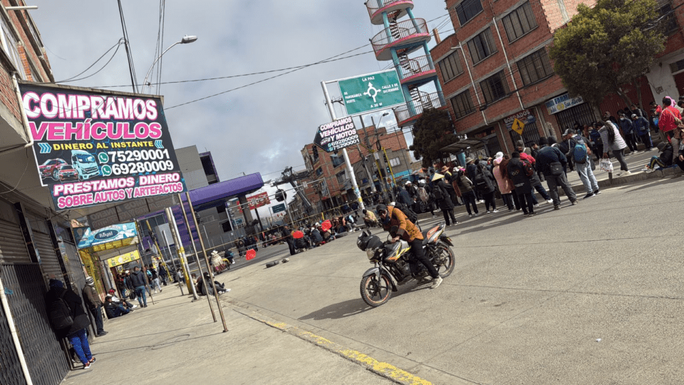 Maestros rurales instalan bloqueos en el Faro Murillo de El Alto; registran extensas filas en el Teleférico Morado