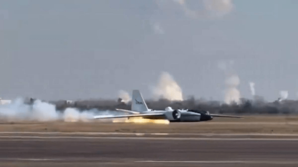 Falla mecánica en avión de la NASA provoca un aterrizaje de emergencia