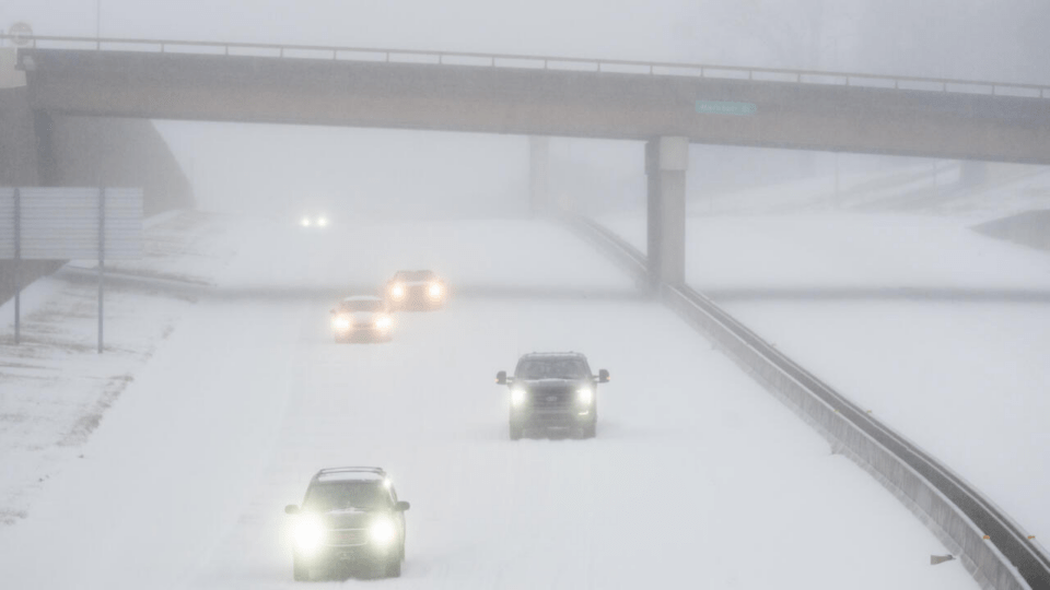 Once muertos, hogares afectados, apagones prolongados tras tormenta invernal en EE.UU.