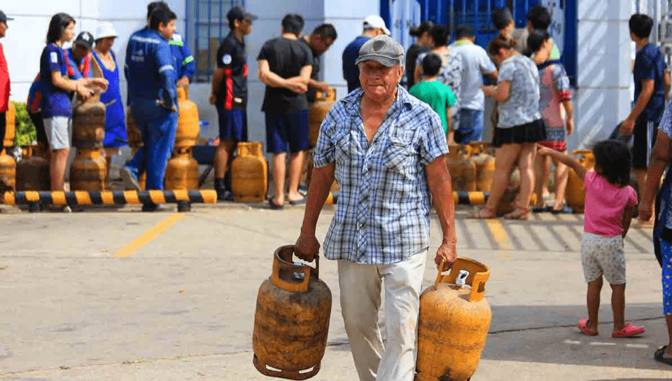 Largas filas en Santa Cruz por falta de suministro de gas licuado