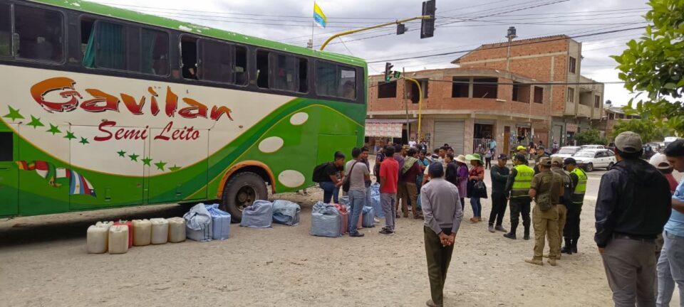 Policía incauta bidones de gasolina en un bus interceptado en Quillacollo