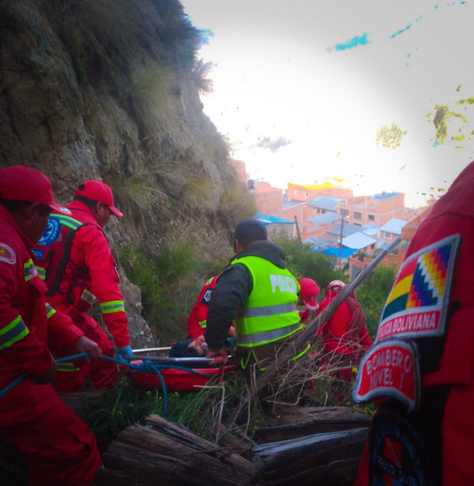 Bomberos rescatan a una persona herida en Pampahasi