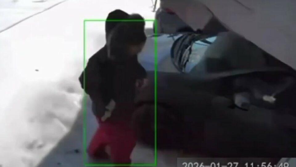 Sale a dar un paseo y termina sepultada por el techo de su estacionamiento