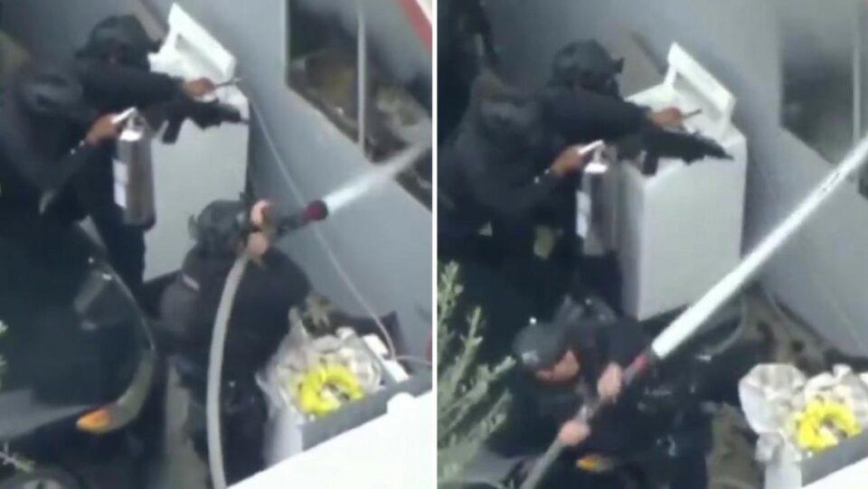 Una manguera de bomberos pone en aprietos a un agente SWAT en pleno operativo