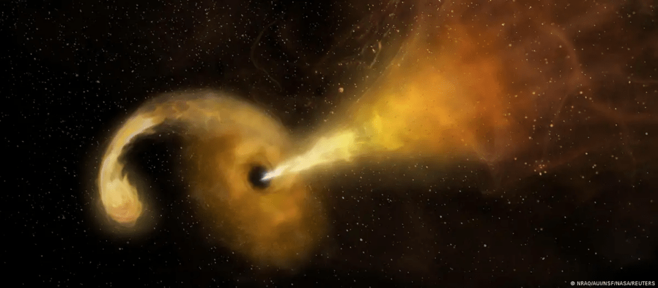 Un agujero negro descubieerto en 2019 devoró una estrella y hoy registra un comportamiento singular