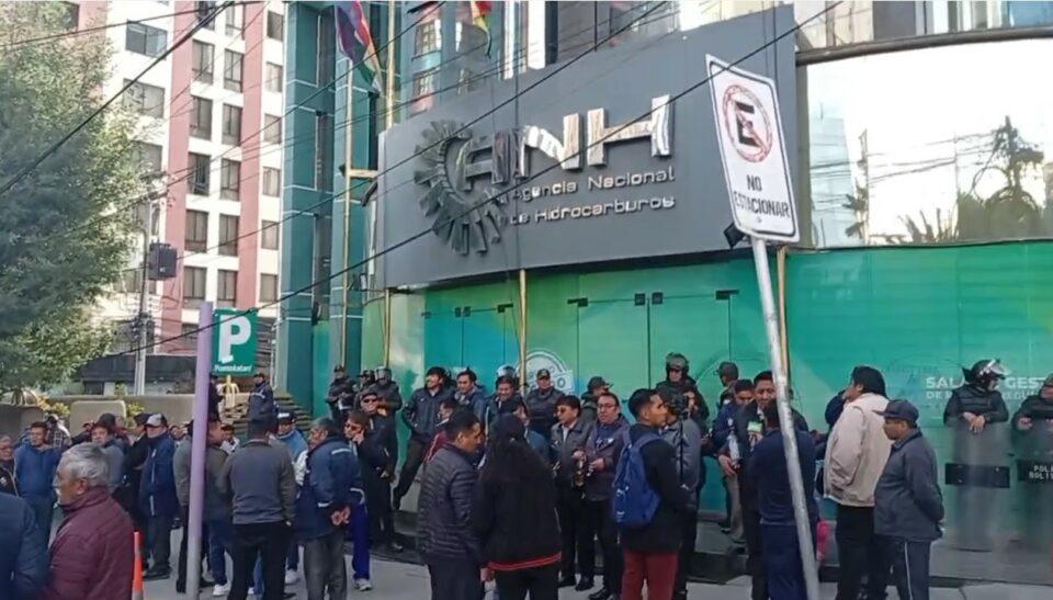 Choferes piden resarcimiento de daños a la ANH por haber recibido mala calidad de gasolina