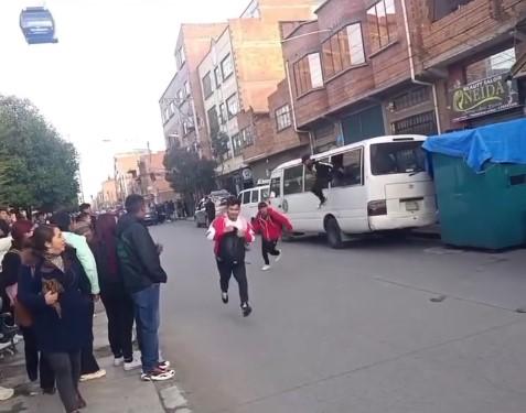 Jóvenes escapan por la ventana de un vehículo y logran evadir controles de la policía e intendencia