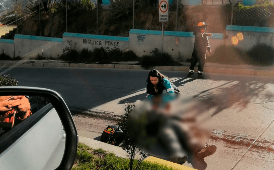 Aceite derramado sobre una vía provoca un accidente; conductores piden manejar con prudencia