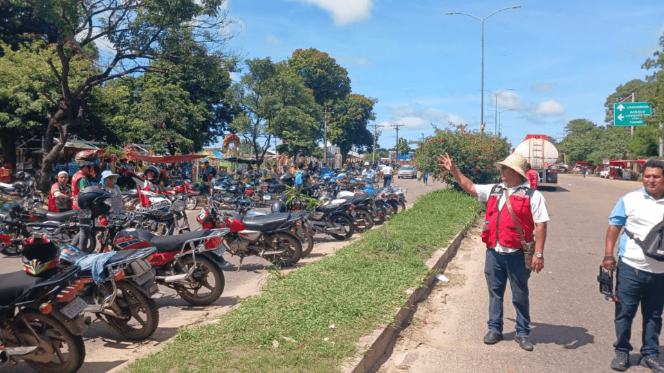 Mototaxistas bloquean la carretera que une a la capital cruceña con el Norte Integrado