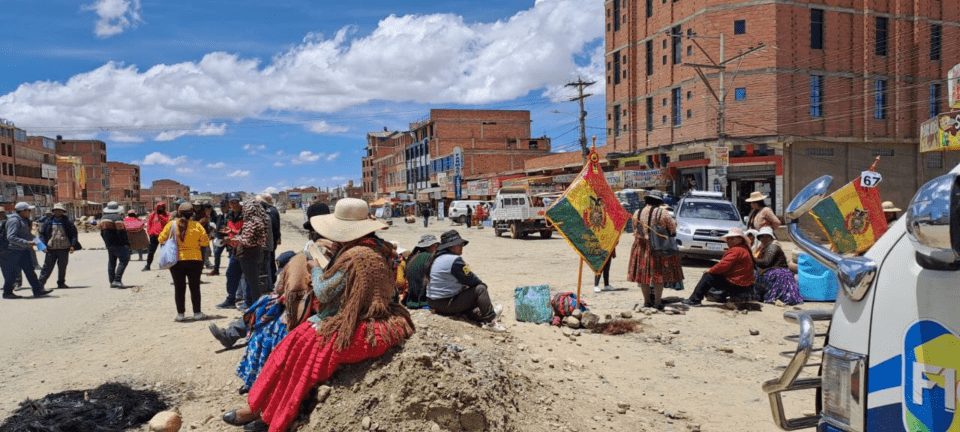 Vecinos instalan cuatro puntos de bloqueo en la carretera a Oruro