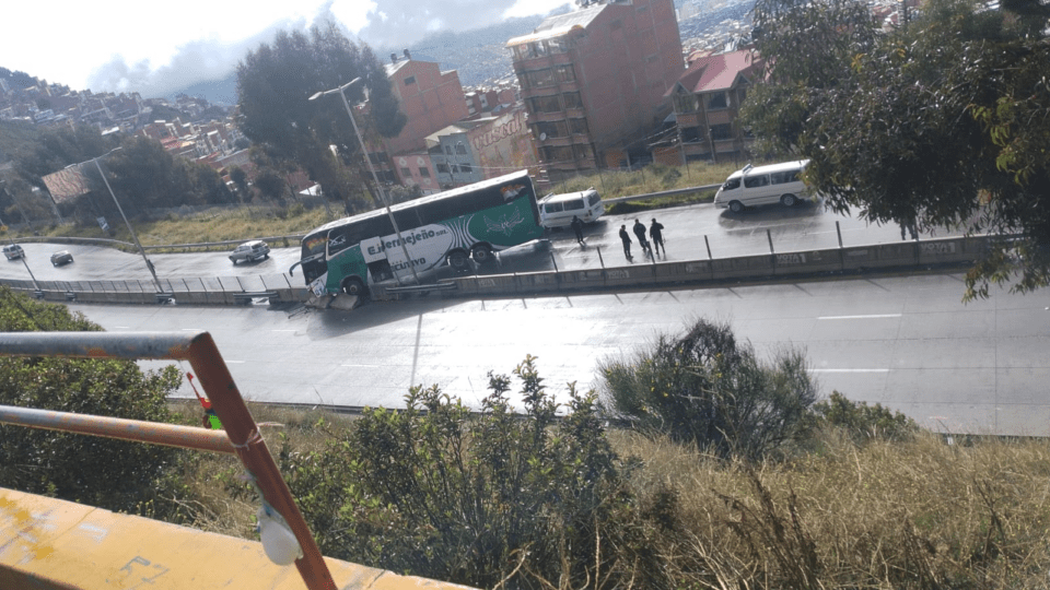 Bus impacta con un divisor de carril en la autopista La Paz- El Alto