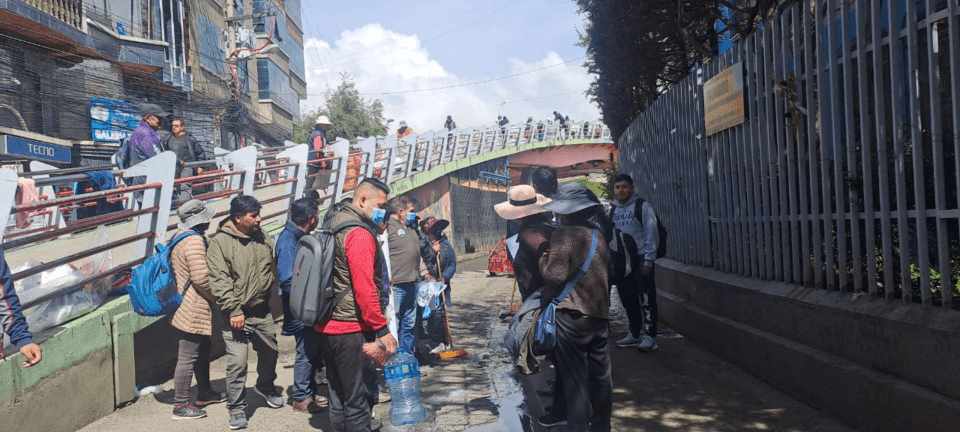 Vecinos alteños limpian las calles usadas como mingitorios públicos