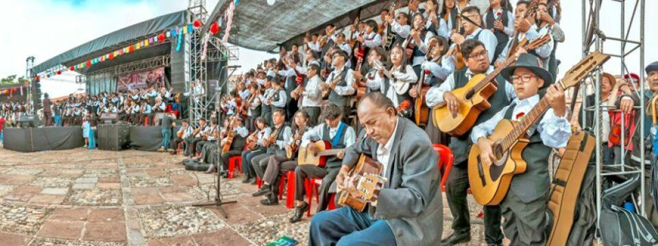 La Estudiantina vuelve a conquistar Sucre